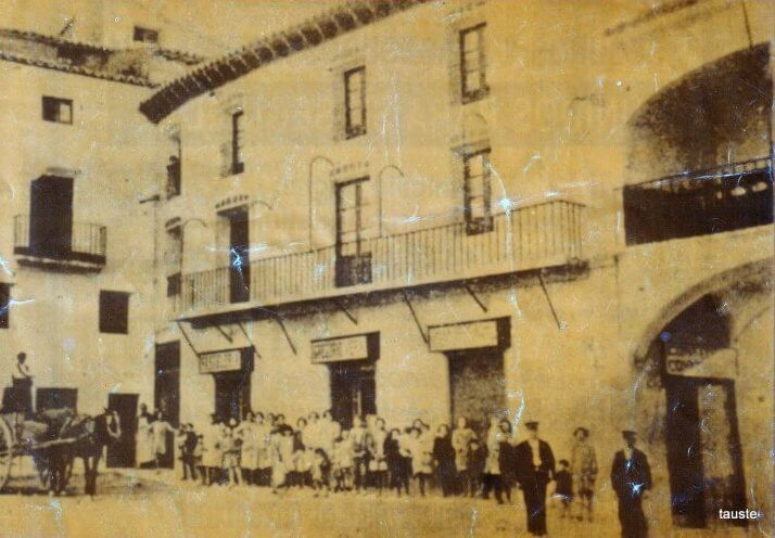 Tauste, la plaza. Archivo fotográfico de Ángel Betoré
